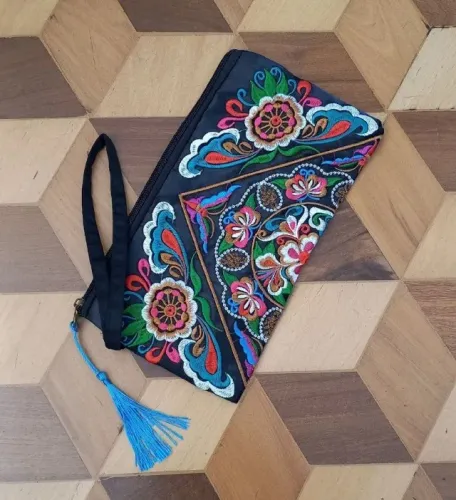 Carteira de Mão Bordada Floral (novo)