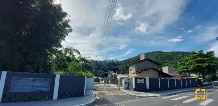Brognoli Vende- Terreno em condomínio fechado no bairro Sambaqui