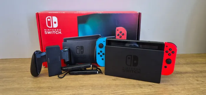 Nintendo switch de 32gb, acompanha dois jogos ( animal crossing e just dance) com pelicula