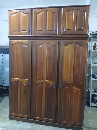 Guarda roupa de madeira semi novo. $1.mil
