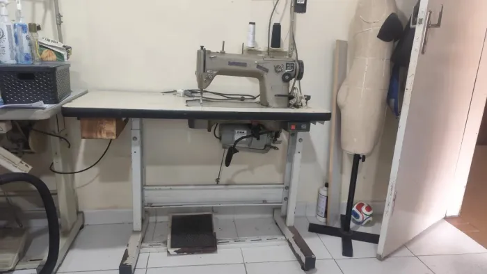 Máquina de costura reta