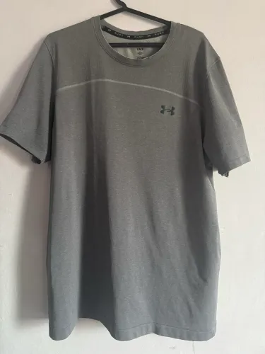 Camiseta de Treino Masculina Under Armour RUSH Seamless Legacy.
