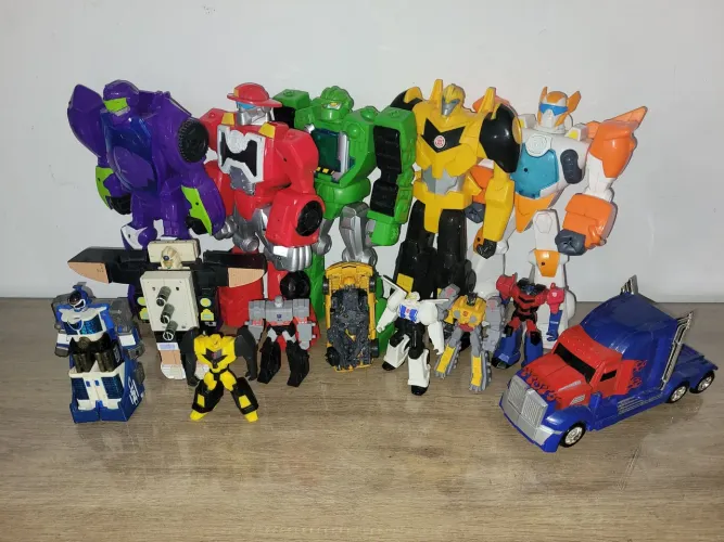 Coleção Transformes Hasbro 14 itens Carro robo Bumble Bee, robo Titanic, Robo Power Ranger