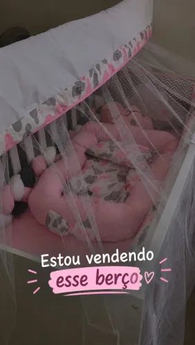 Estou vendendo um berço de bebê branco novinho usado poucas vezes