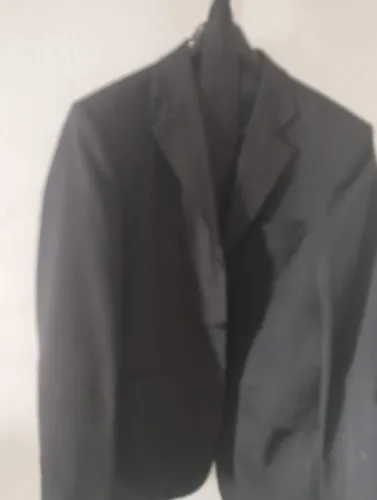 Vendo um palitó na cor preto.