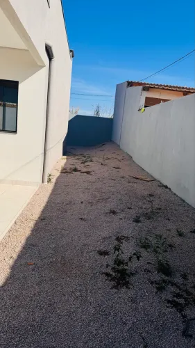Alugo uma casa