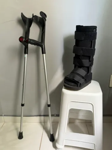 Par de Muleta + Bota ortopédica