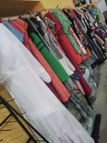 Lote de roupas seminovas usadas para bazar feminina