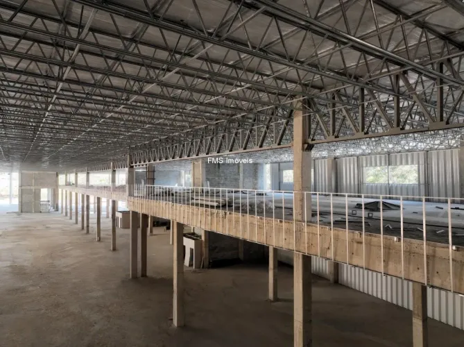 Galpão Industrial de Alto Padrão em Itaquera, São Paulo-SP: 1 sala, 4 banheiros, 8 vagas,