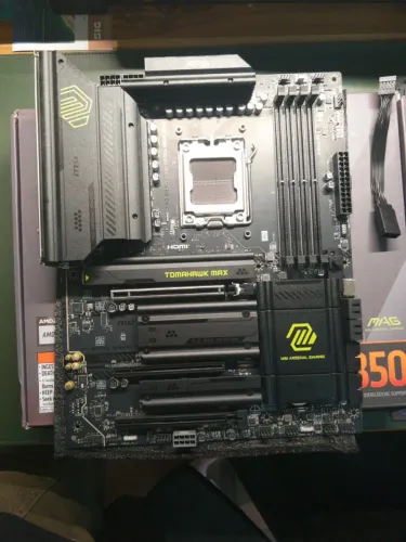 Placa Mãe Msi Mag B850 Tomahawk Max Wifi Am5 4xDDR5 Chipset Amd B850 Atx