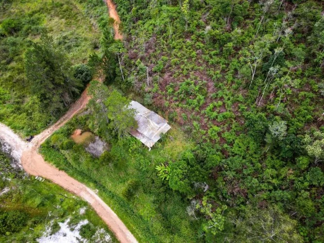 Seu sítio com casa, córrego e lago, na região de Castelinho, Varge alta.