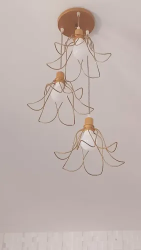 Lustre triplo pendente aramado formato tulipas com lâmpadas ambar
