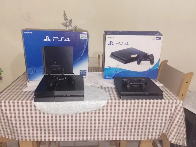 2 PS4 na caixa com berço para manutenção 