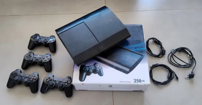 PS3 Sony Playstation 3 Super Slim + 4 controles sem fio
