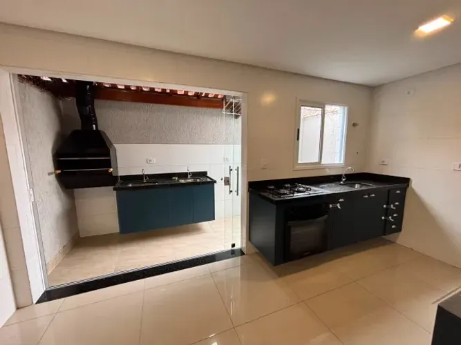 Casa em condomínio a 4 quadras da praia