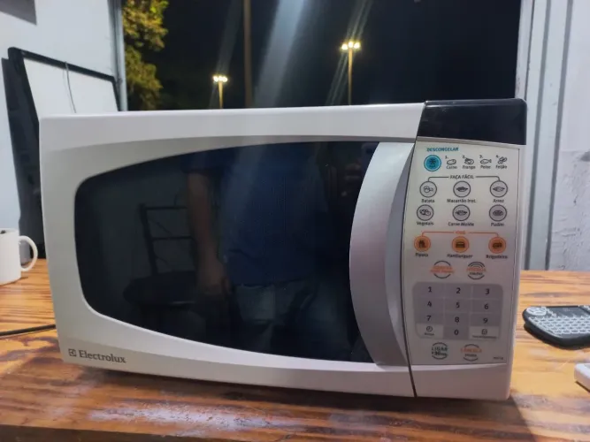 Vendo microondas Electrolux 20 litros funcionando perfeitamente semi novo