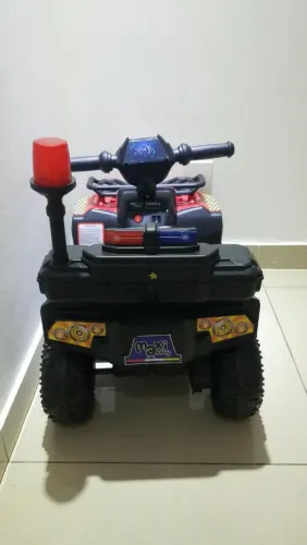 Carro elétrico menino