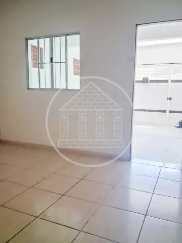 Casa para Locação com 2 Quartos, Sala Ampla e Garagem no Jardim Morais Prado