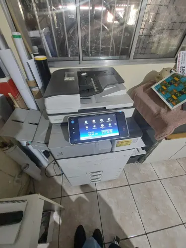 Impressora multifuncional A3 Ricoh MP C2503