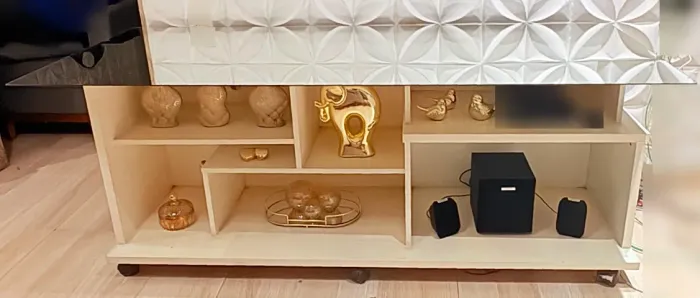 RACK ESTILO BANCADA BRANCO PARA TV, COM 6 NICHOS, RODINHAS E ESPELHO