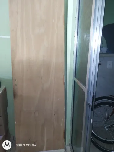 Vende se uma porta de madeira mista de 70cm semi nova