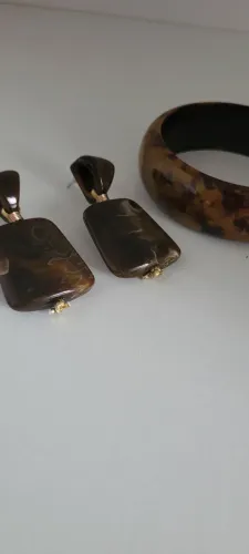 Brincos e bracelete resina marrom