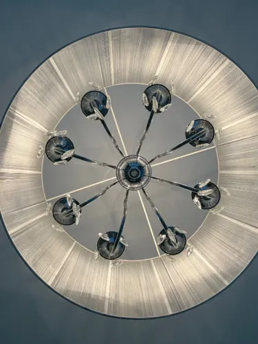 lindo lustre candelabro de cristal com cúpula translúcida em fios de seda