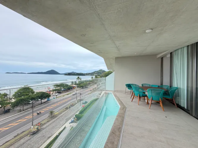 Famoso apartamento com piscina na sacada 3 suítes frente mar 