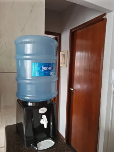Suporte com galão de água mineral