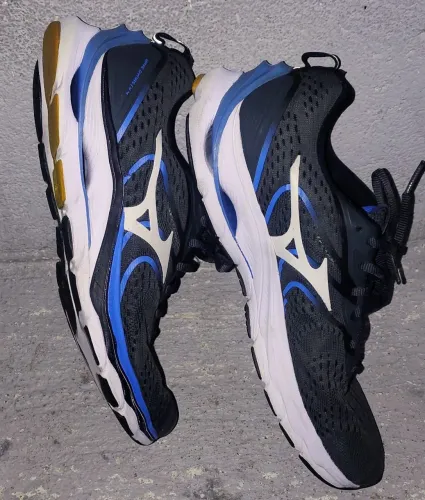 tênis Mizuno modelo Wave Dynasty 4. 