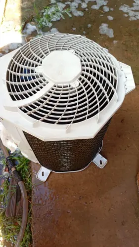 Vendo ar condicionado semi novo gelando perfeitamente 9.000 buts valor 600.00$