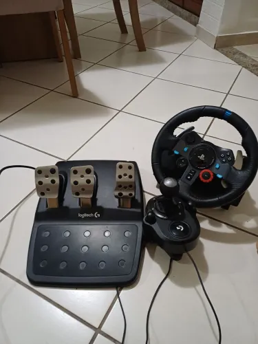 Volante gamer logitech G29 com pedais e câmbio de velocidade, para PC e PlayStation.