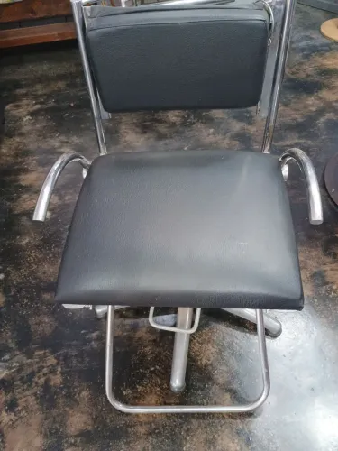 Cadeira de barbeiro hidráulica.