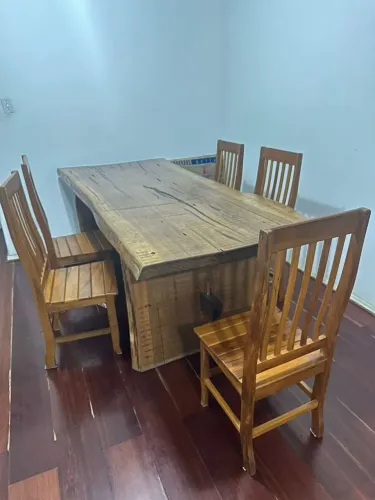 Mesa em madeira de DEMOLIÇÃO, em excelente estado de conservação. 