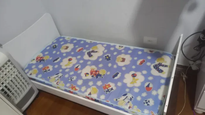 Mini cama com colchão que vira berço