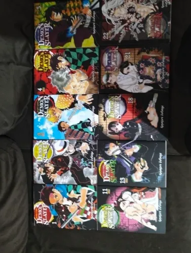 Desapego mangás ,demon slayer ,retirada dos mangás somente em minha propiedade