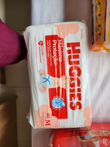 Fralda Huggies tamanho M com 40 unidades (5,5 a 9,5 kg)- embalagem branca, supreme care