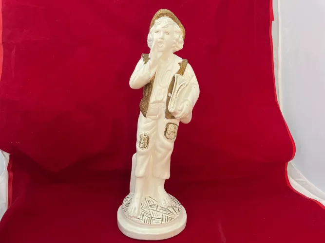 Estátua De Gesso Menino Jornaleiro