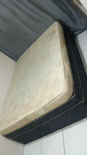 Cama usada, tem a base e o colchão