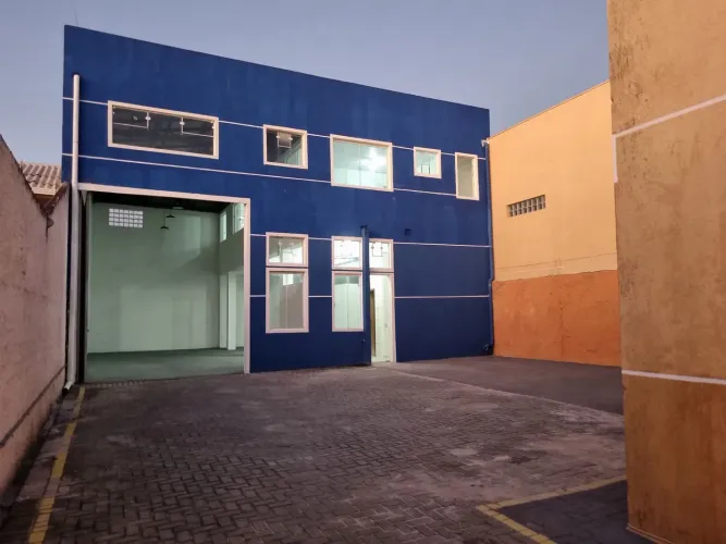 Barracão fundos c/mezanino 240m2