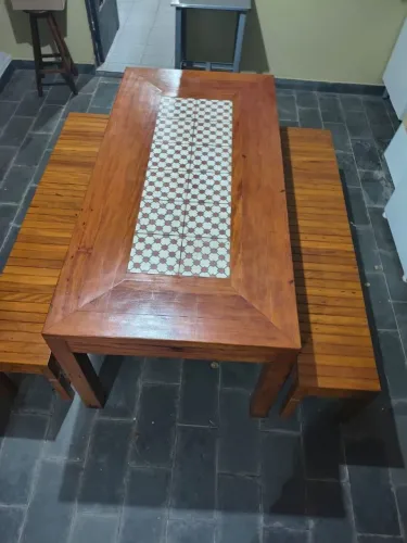 Mesa de madeira maciça