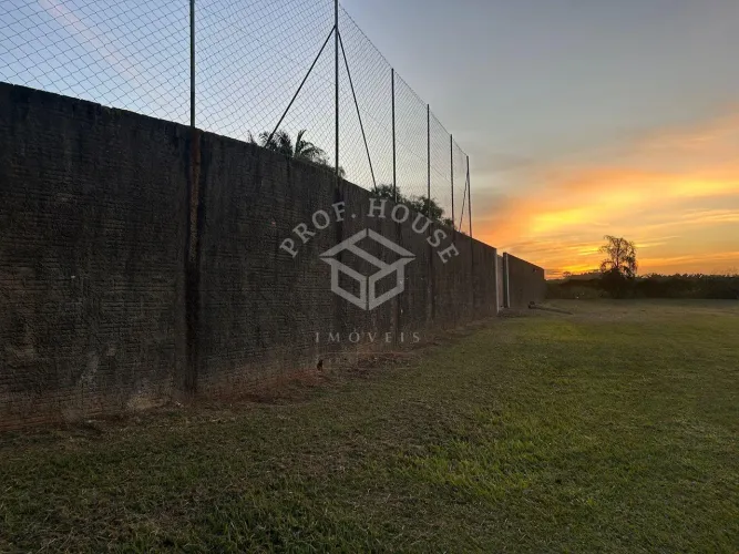 Terreno de esquina com 1.200m à venda no Condomínio de Chácaras Santa Helena