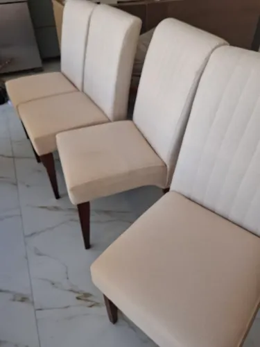 Lindas cadeiras para mesa de jantar. Base em madeira maciça e com tecido e espuma reformad