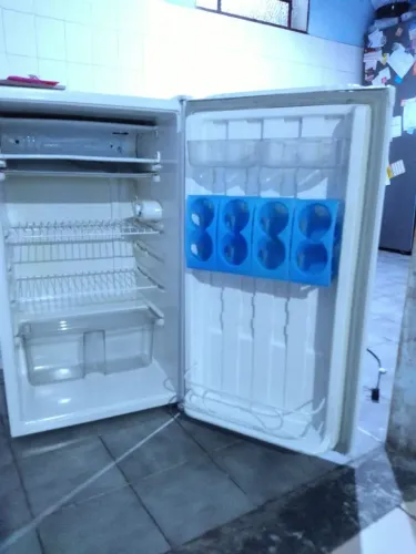 Frigobar Consul 120Lts super novo rede 110V, completo, gelando muito bem R$750, urgente