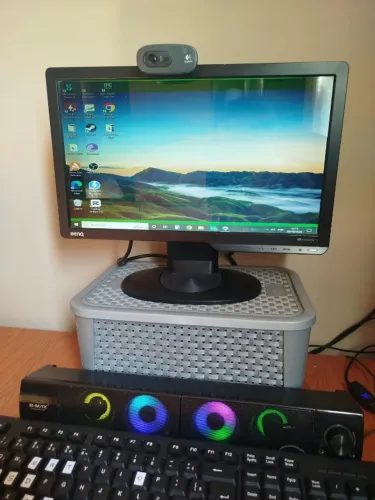 Monitor BenQ de 15 polegadas funcionando