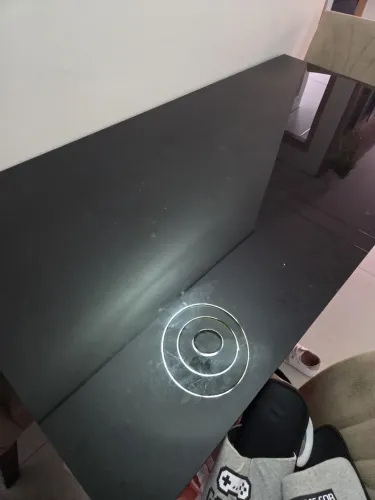 Mesa de jantar sem cadeiras