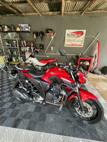 Fz25, ano 2022.. Moto de trabalho por isso a kilometragem alta!