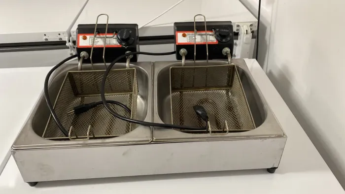 Fritadeira 2 Cubas 220v semi nova 
