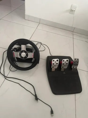Volante Logitech e pedais para arrumar