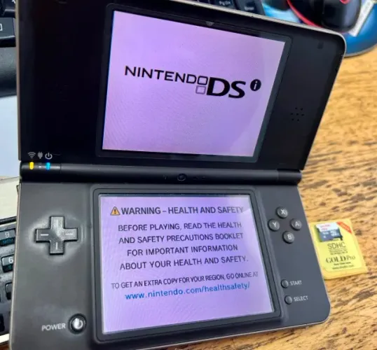 Nintendo DSi XL + R4 16Gb